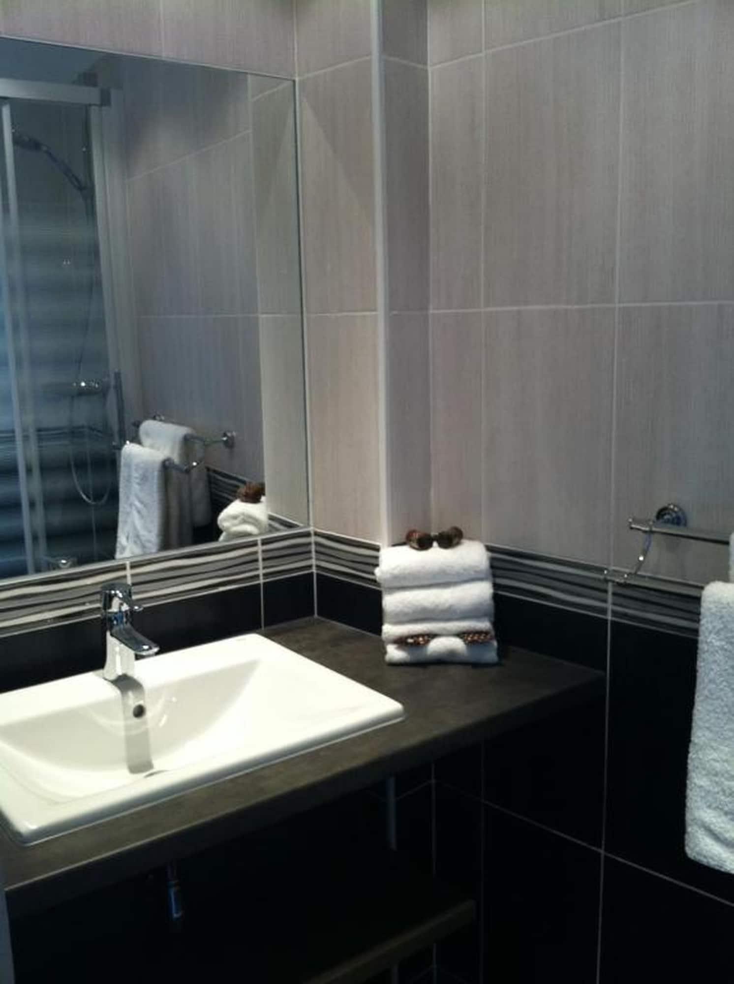 Brit Hotel Confort Le Revest Sainte-Maxime Exterior photo