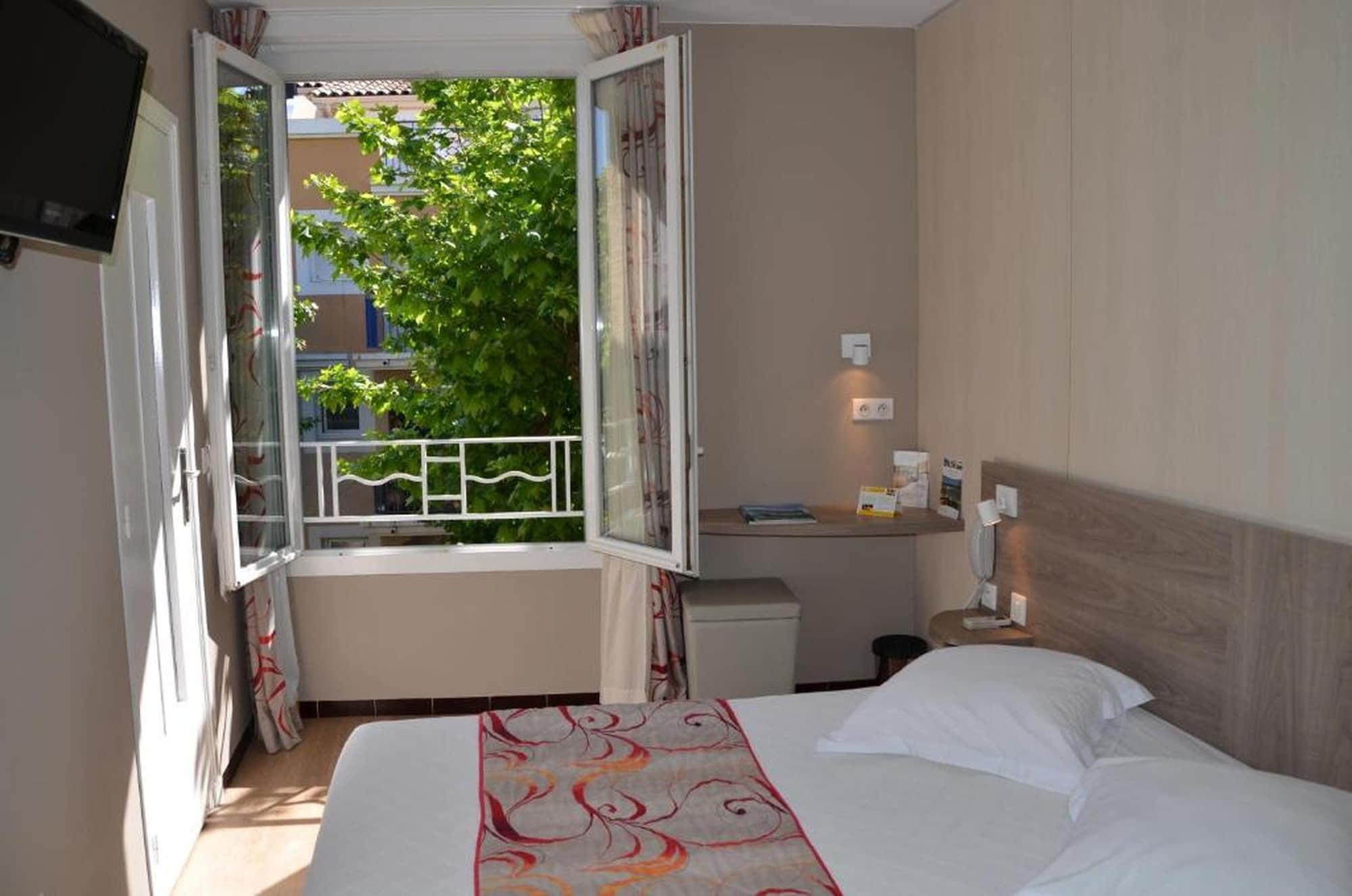 Brit Hotel Confort Le Revest Sainte-Maxime Exterior photo