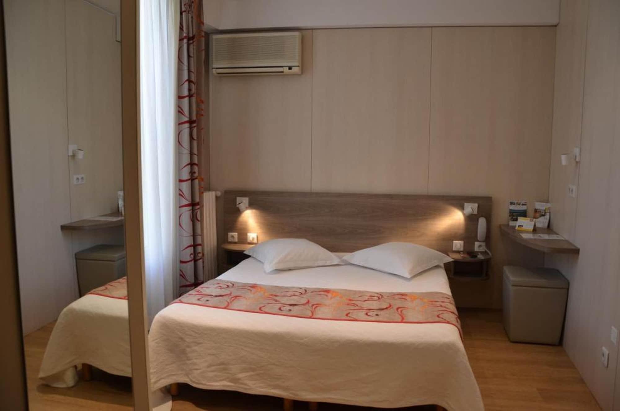 Brit Hotel Confort Le Revest Sainte-Maxime Exterior photo