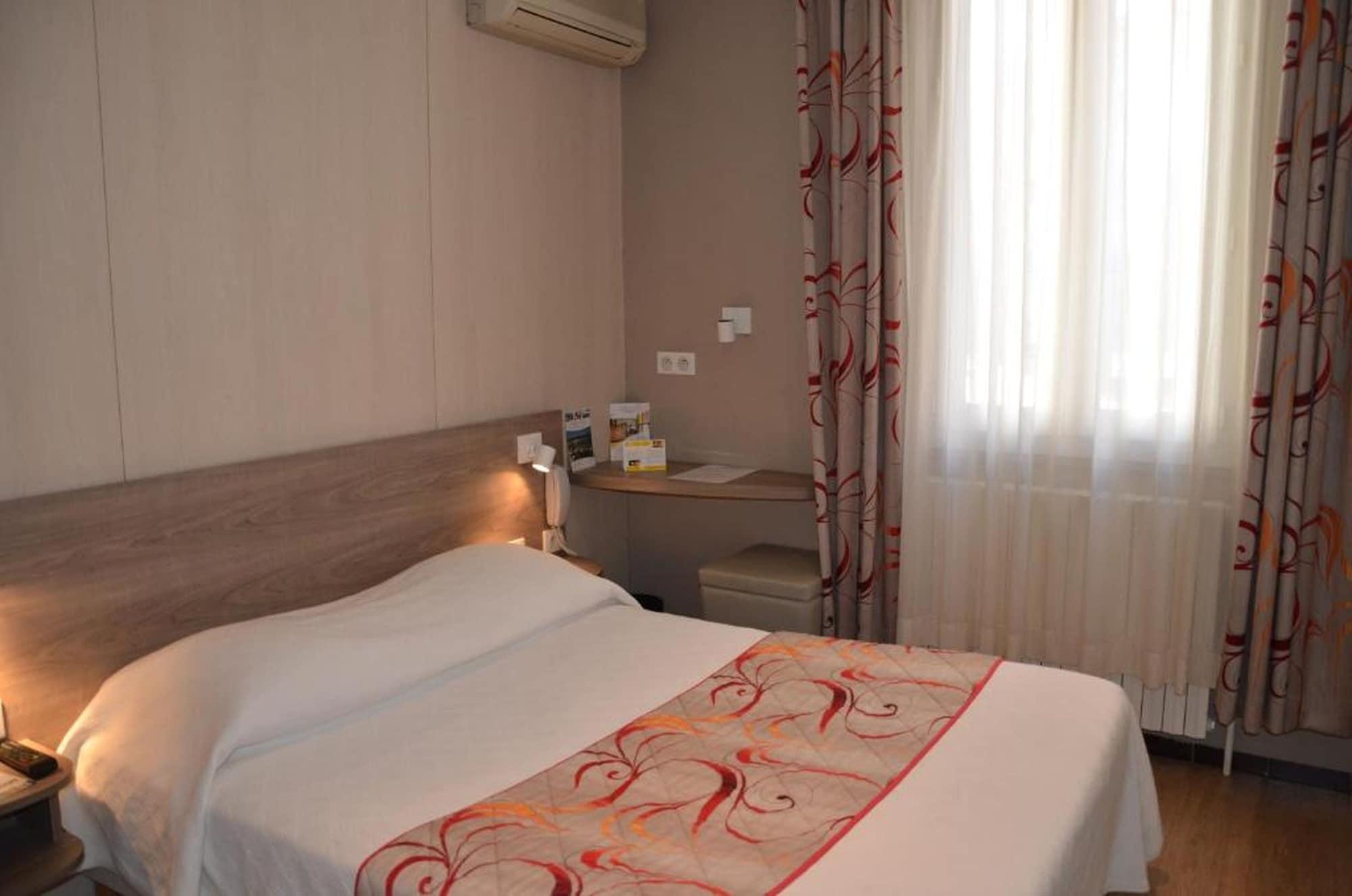 Brit Hotel Confort Le Revest Sainte-Maxime Exterior photo