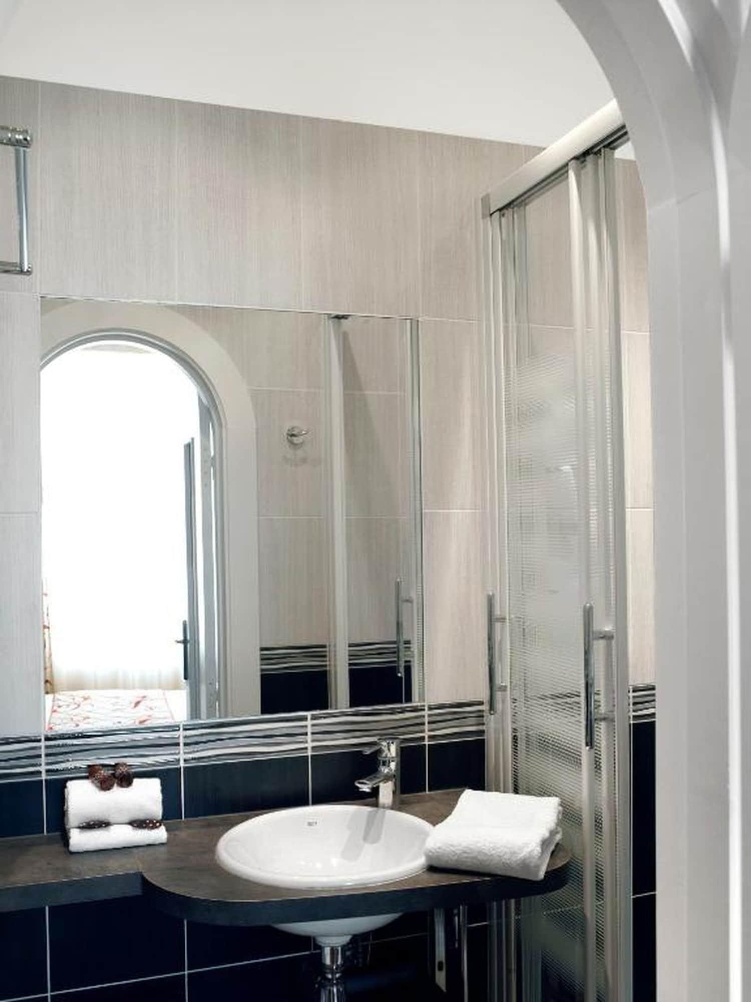 Brit Hotel Confort Le Revest Sainte-Maxime Exterior photo