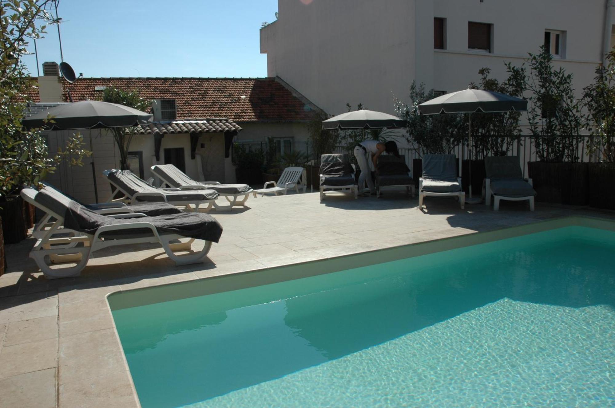 Brit Hotel Confort Le Revest Sainte-Maxime Exterior photo